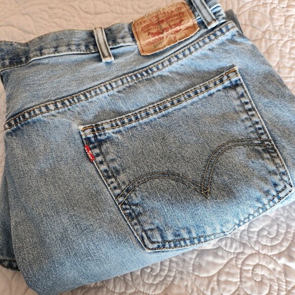 Mens Levi's 550 Relaxed Fit Jeans Light Wash Denim Blue Size 46x32 - Picture 1 of 13